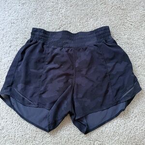 Lululemon Hotty Hot High-Rise Lined Short 4" Black Camo. Size 6.